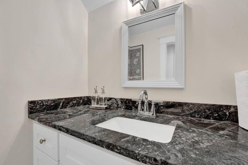 The Victorian - Elegant 3Br Home Near Overton Мемфис Екстериор снимка